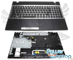 Tastatura Samsung  NP300V5A argintie cu Palmrest negru. Keyboard Samsung  NP300V5A argintie cu Palmrest negru. Tastaturi laptop Samsung  NP300V5A argintie cu Palmrest negru. Tastatura notebook Samsung  NP300V5A argintie cu Palmrest negru