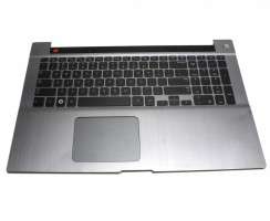 Tastatura Samsung  CNBA5903265ABYNF neagra cu Palmrest gri iluminata backlit. Keyboard Samsung  CNBA5903265ABYNF neagra cu Palmrest gri. Tastaturi laptop Samsung  CNBA5903265ABYNF neagra cu Palmrest gri. Tastatura notebook Samsung  CNBA5903265ABYNF neagra cu Palmrest gri